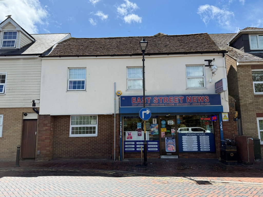 Lot: 74 - MIXED USE INVESTMENT IN TOWN CENTRE - FIVE FLATS AND COMMERCIAL UNIT - East Street external view